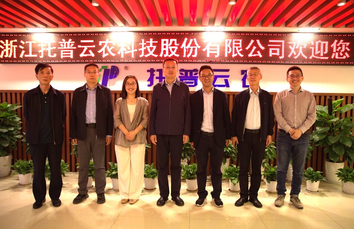 內蒙古自治區(qū)農(nóng)牧業(yè)技術推廣中心主任胡有林一行赴托普云農(nóng)考察調研