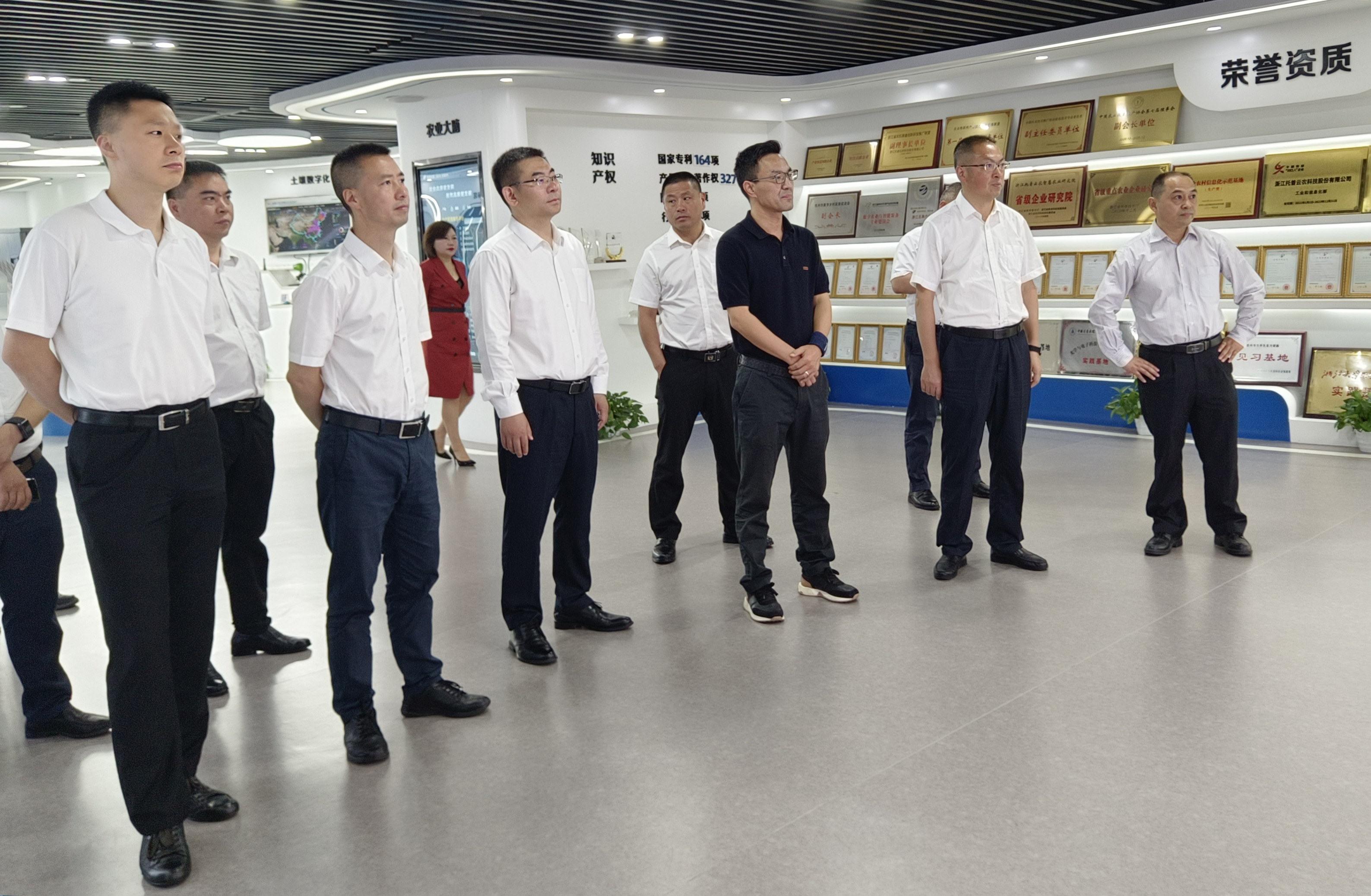 德陽(yáng)市人大常委會(huì)副主任楊芳清、中江縣委書記杜尚武率考察組赴托普云農(nóng)考察調(diào)研