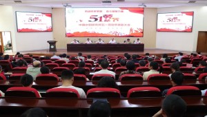 托普云農(nóng)董事長陳渝陽為青年科學(xué)家頒發(fā)“托普數(shù)字農(nóng)業(yè)創(chuàng)新獎”